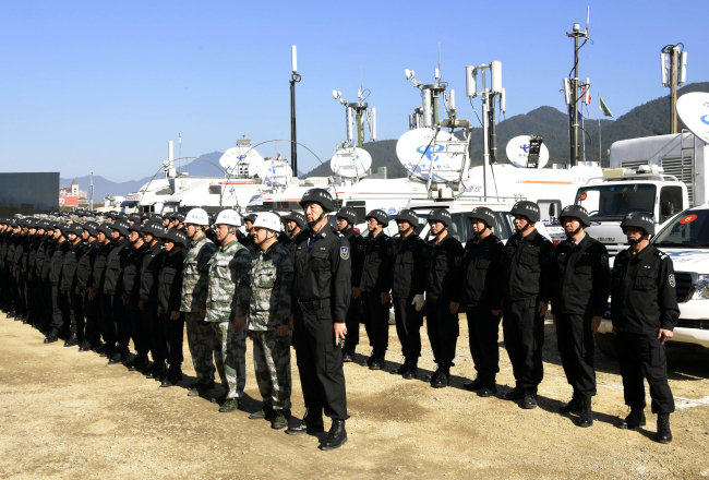 參加演練人員和裝備接受檢閱