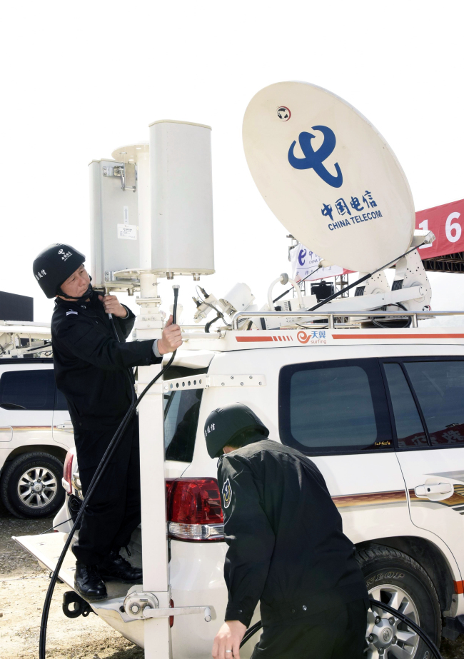 演練人員現(xiàn)場架設(shè)車載CDMA系統(tǒng)