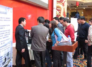 會(huì)議現(xiàn)場(chǎng)展出的五款室內(nèi)分機(jī)引來(lái)眾多嘉賓前來(lái)觀看