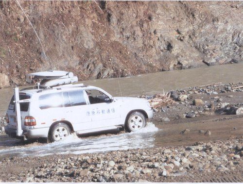 疾馳中的應(yīng)急通訊車