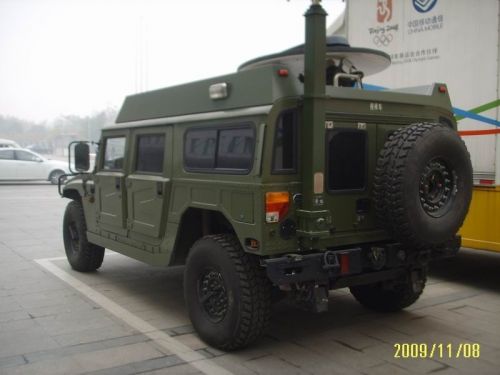 車頂有衛(wèi)星雙向衛(wèi)星天線和GSM小型基站設(shè)備