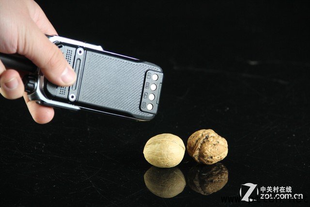 對講機砸核桃 實測海能達PD680防護等級