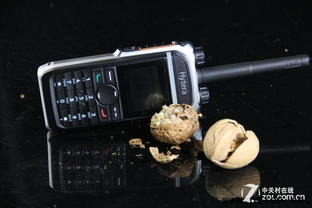 對講機砸核桃 實測海能達PD680防護等級