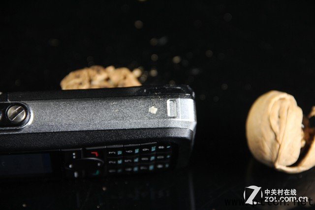 對講機砸核桃 實測海能達PD680防護等級